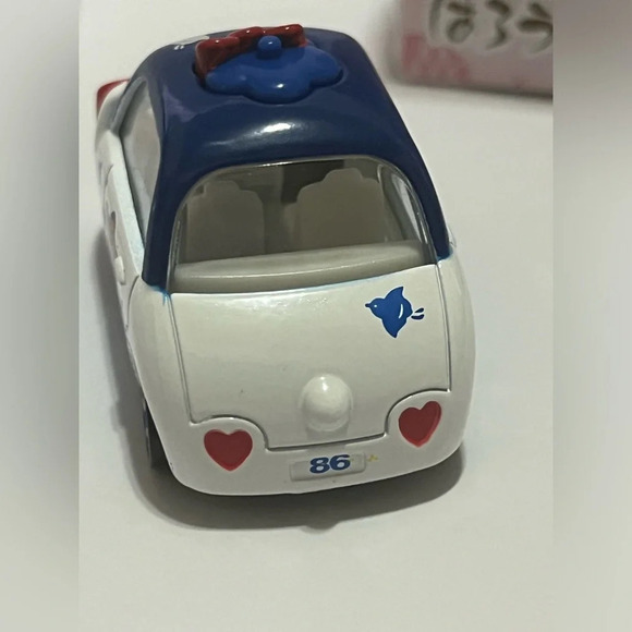 Takara Tomy Sanrio Hello Kitty DieCast Car - Picture 3 of 11